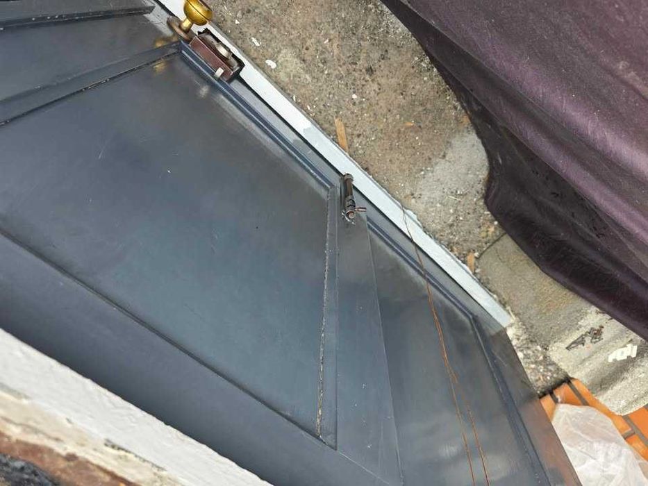 Porta em madeira robusta com aro, Fechadura e chave