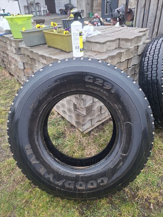 Opony  rozmiar  10.5    17.5 good year