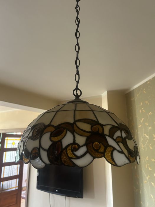 Lampa wisząca Tiffany – witrażowy klosz z motywem kwiatowym