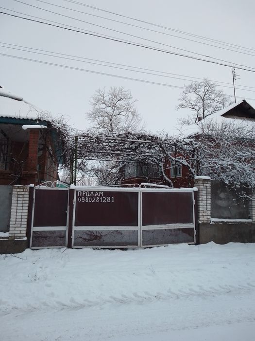 Два будинки на одній тереторії у центрі  с. Губник