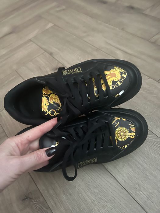 Продам жіночі кросівки Versace JC