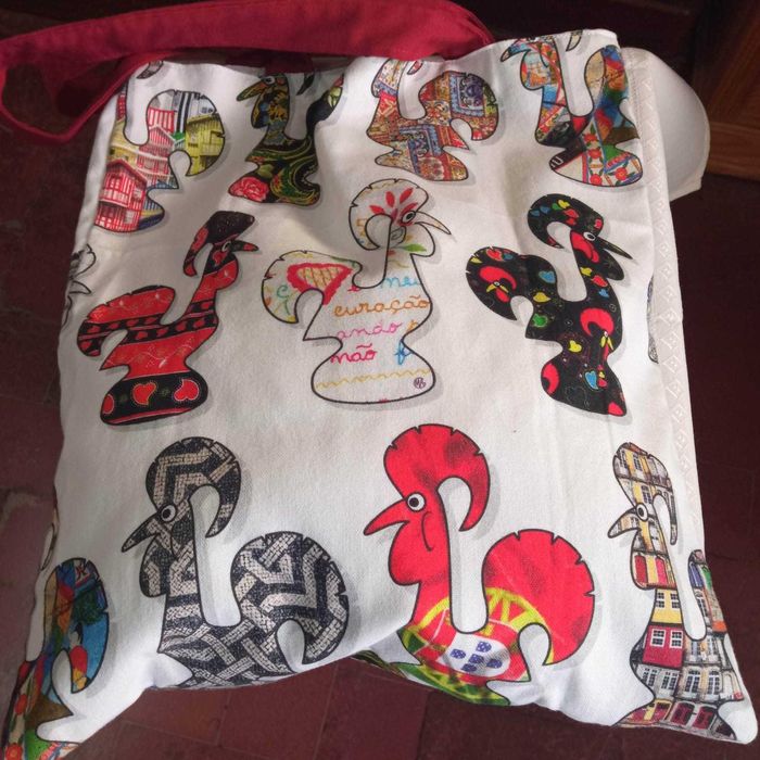 Sacos em pano decorados com vários motivos. Peças artesanais.