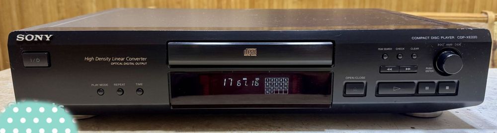 CD-проигрыватель SONY CDP-XE220  в отличном состоянии.