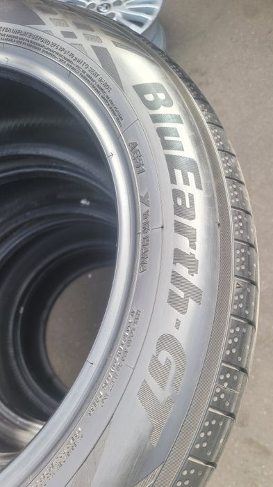 215 55 17 Yokohama Bluearth GT AE51