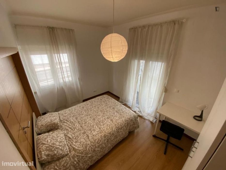Quarto - localizado em Almada Lisbon