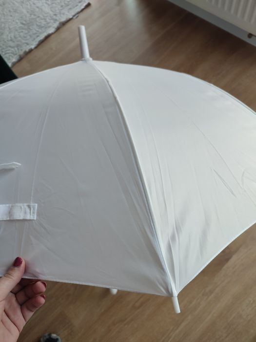 Biały parasol ślubny