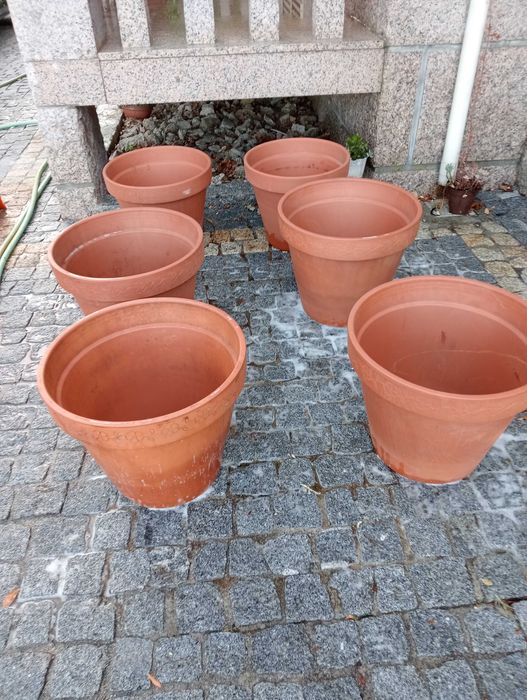 6 Vasos grandes de barro do exterior. 12 euros cada um dos vasos.