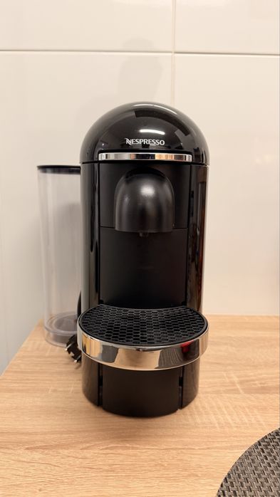 Máquina Nespresso Vertuo Plus Preta – Excelente Estado