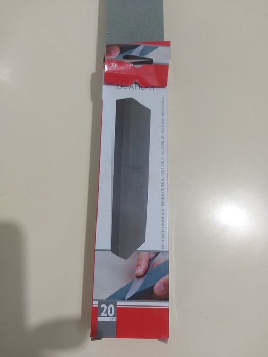 Pedra para enfiar facas, muito resistente, nova.