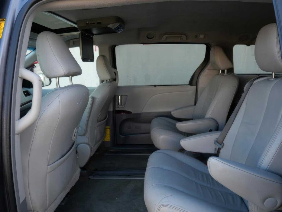Toyota Sienna      2015