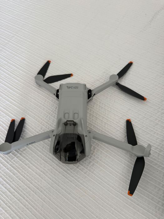 DJI Mini 3 + DJI RC (comando com ecrã) com poucas horas de uso.