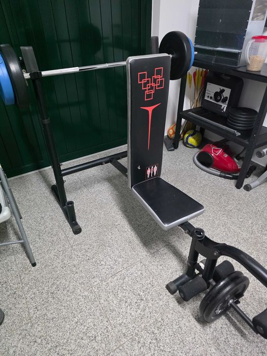 Variado material de musculação
