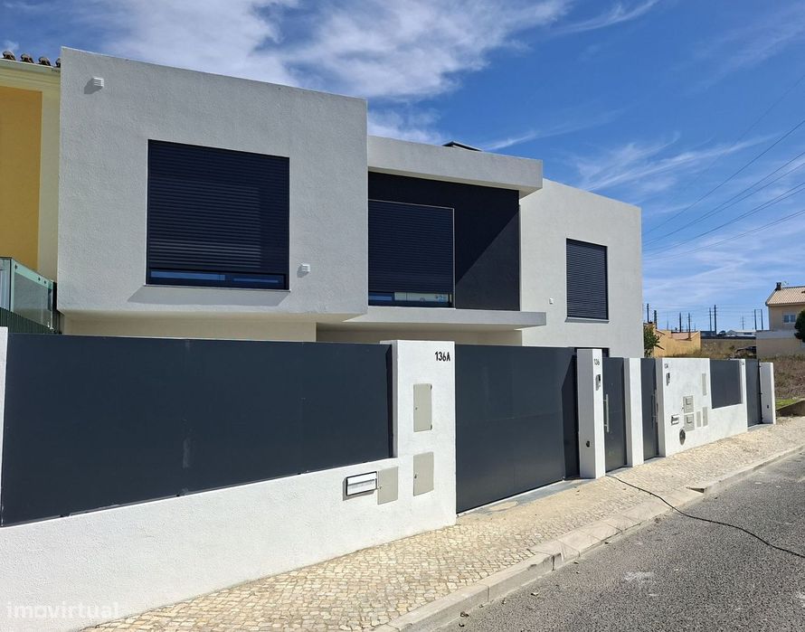 Moradia T3 nova com jardim em São Domingos de Rana