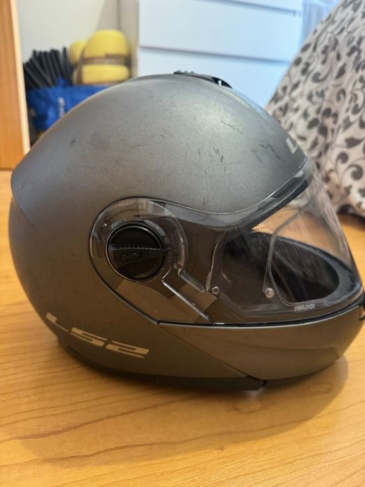 Yamaha Nmax 125 de garagem, inclui Casaco, capacete, top case e luvas.