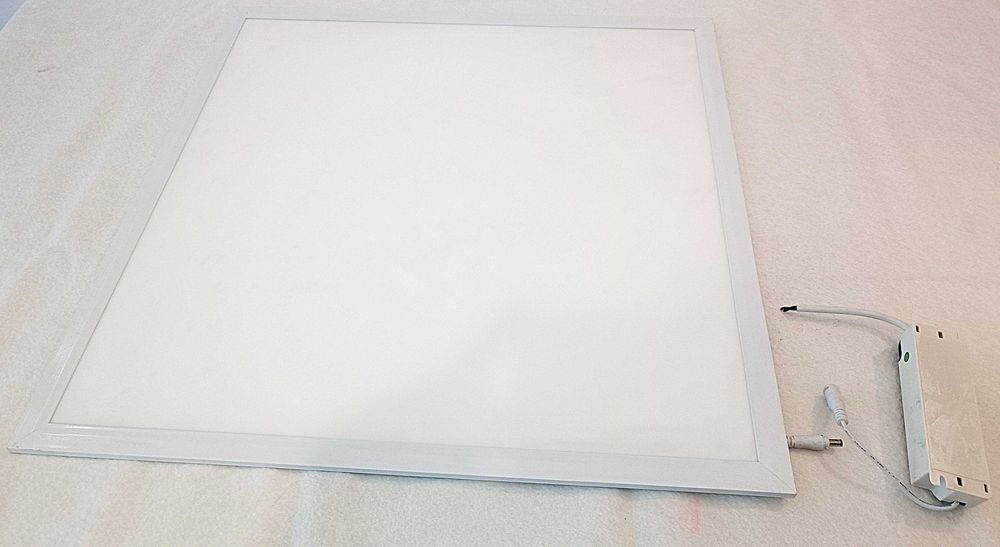 LEDs de encastrar no tecto (6 painéis quadrados e um redondo)