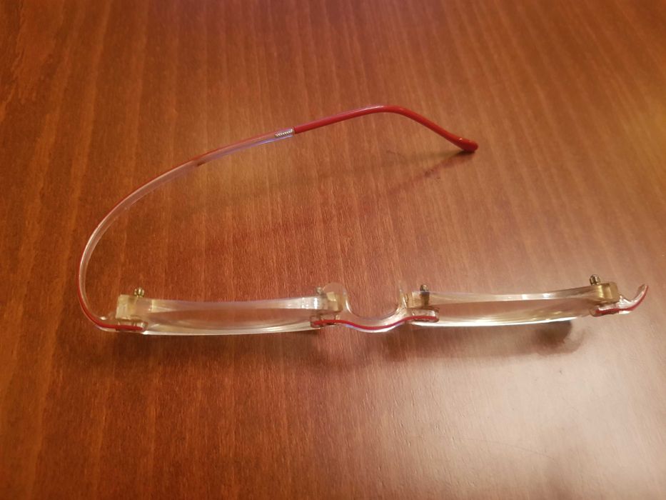 Zausznik czerwony okulary bez ramkowe