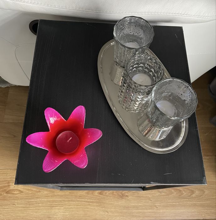 Pequeno movel em metal