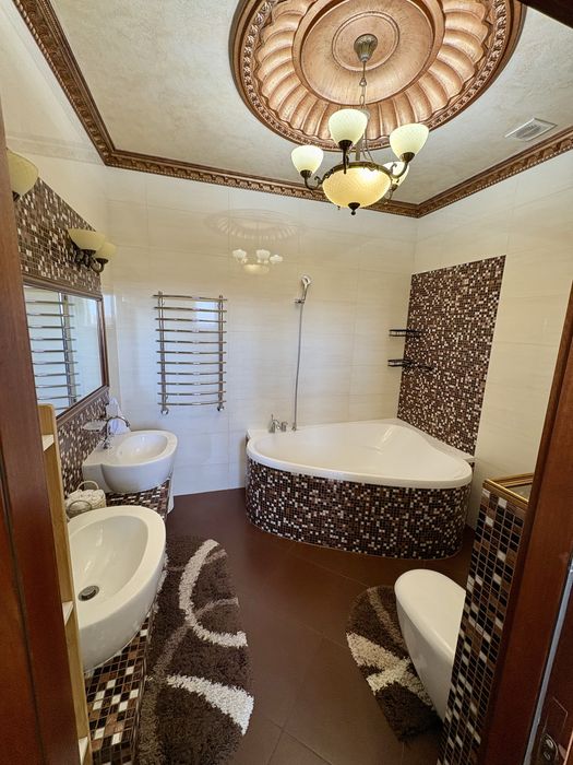 Продам 2-во поверхову квартиру в центрі міста