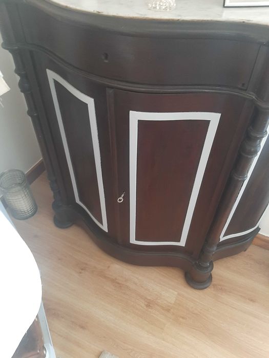 Mobilia de sala de jantar com vários componentes