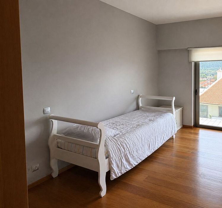 cama branca com colchão