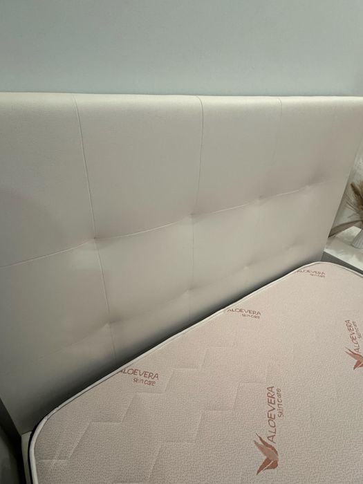 Cama casal sommier e mesa de cabeceiras