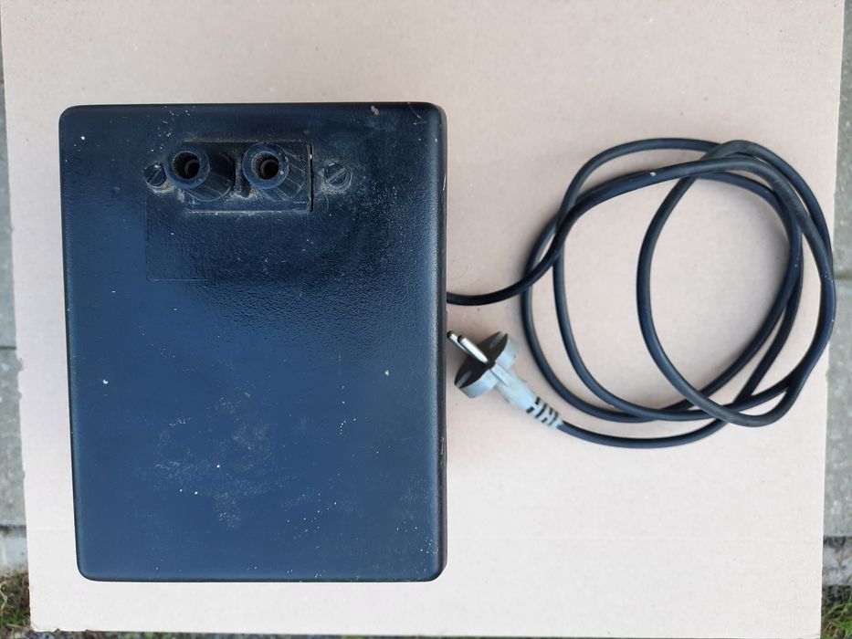 Transformator w obudowie.