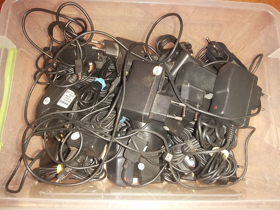 Лот зарядних до мобільних телефонів кнопочні старі 35шт