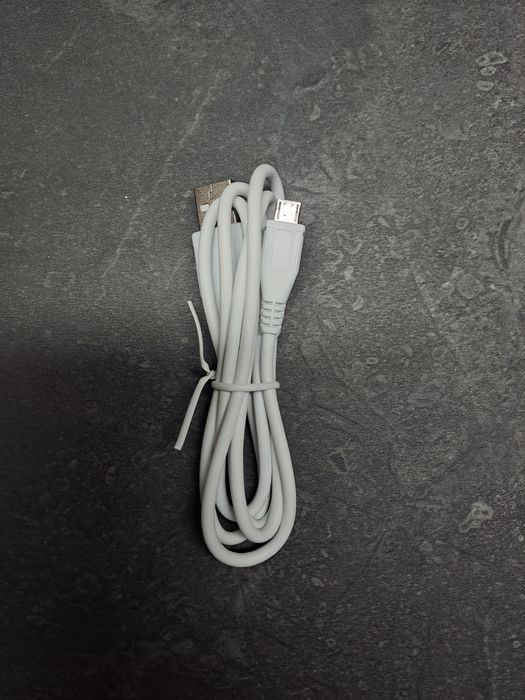 Kabel micro USB.