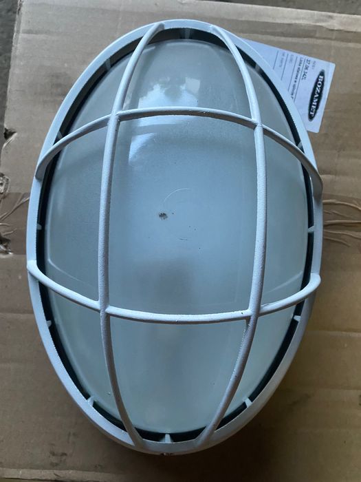 Lampa dworna solidna