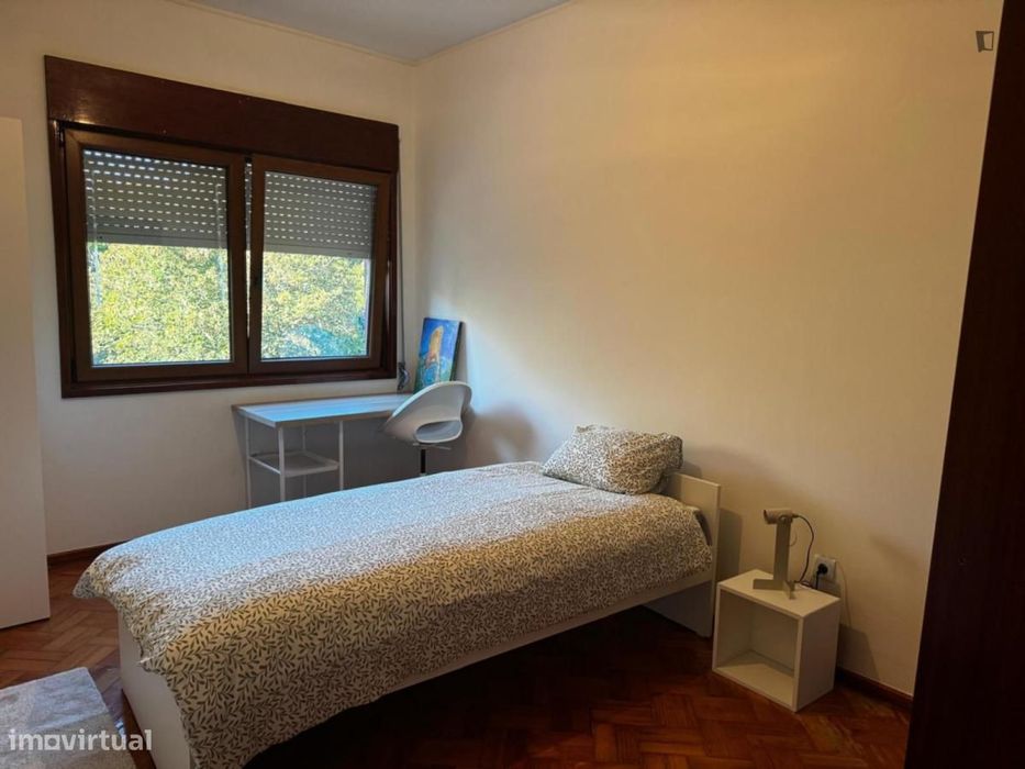 Quarto - localizado em Lordelo do Ouro Porto