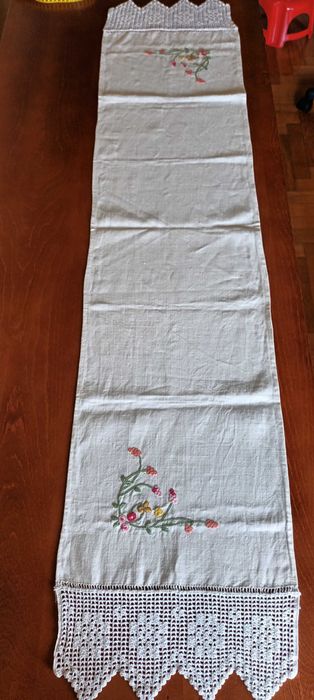 Pano de mesa com renda e bordado