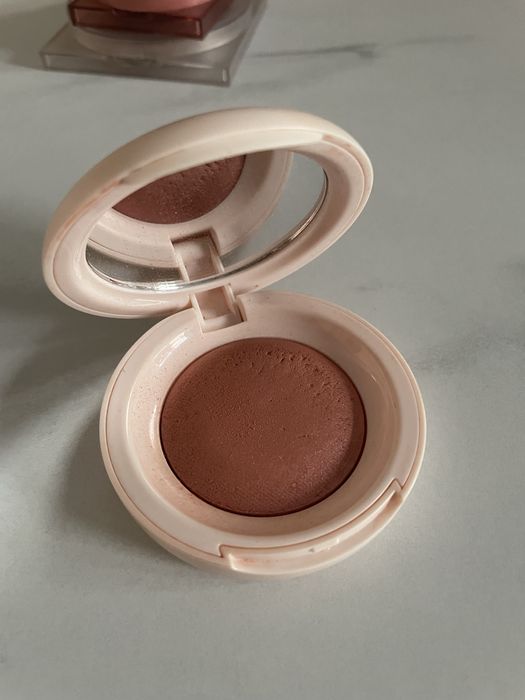 Rare Beauty rozświetlający róż #Hope