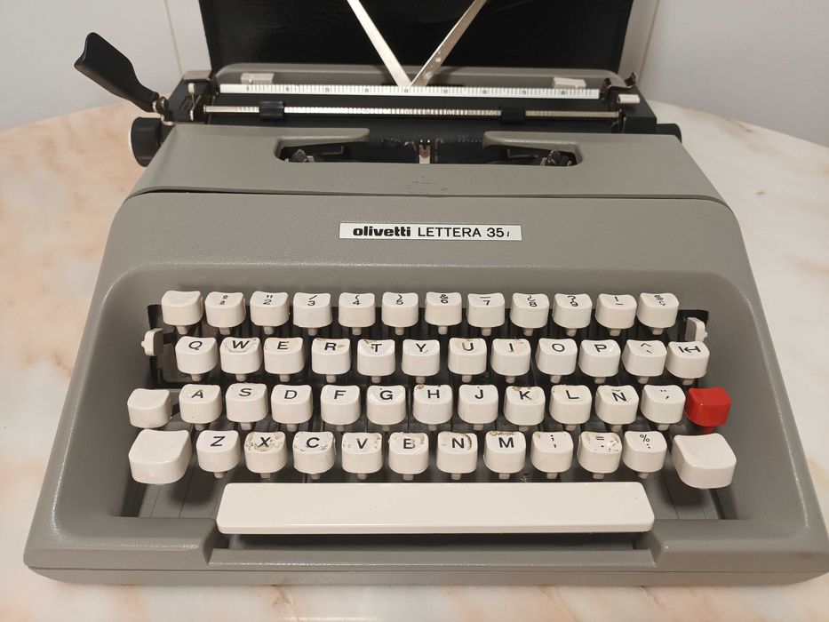Máquina de escrever Olivetti Lettera 35