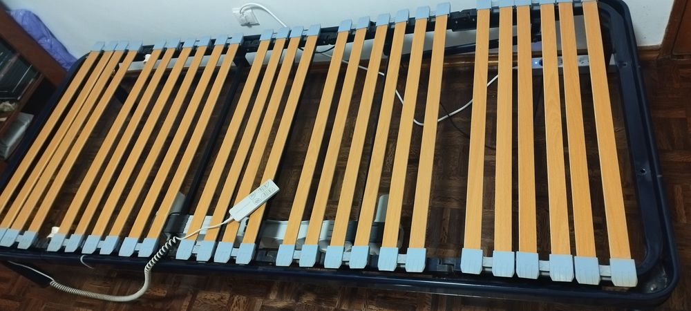 Cama articulada elétrica em muito bom estado, com colchão incluído.
