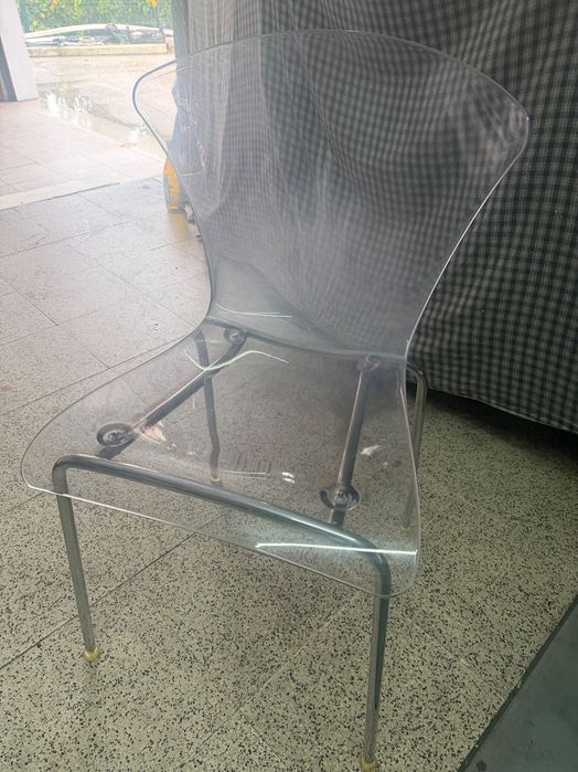 Vendo 5 cadeiras em acrilico