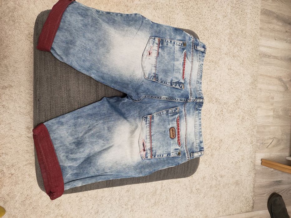 Krotkie spodenki dzinsowe