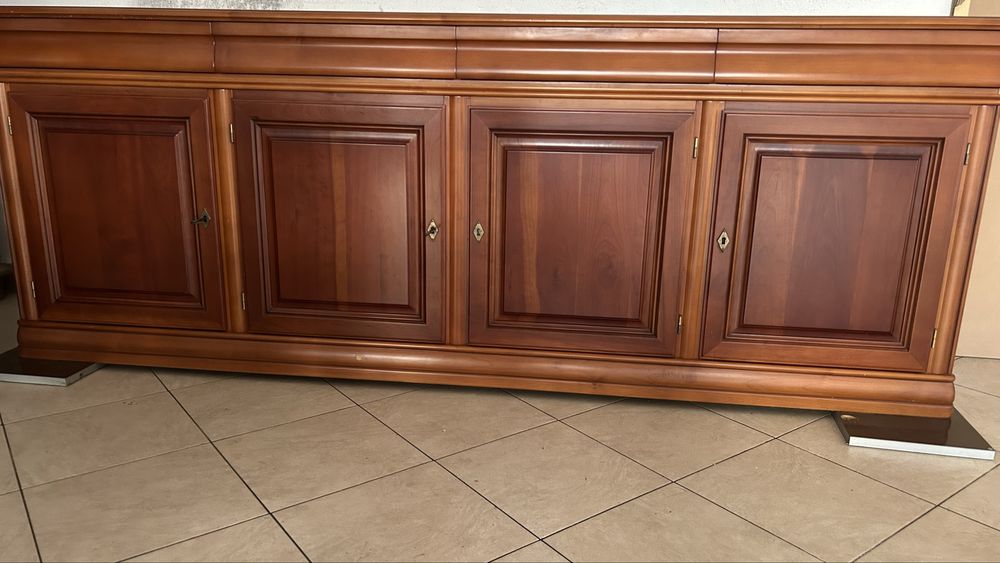 Móveis de sala com mesa e cadeiras