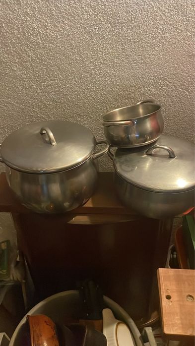 Panelas e servicos de cozinha de alta qualidade.