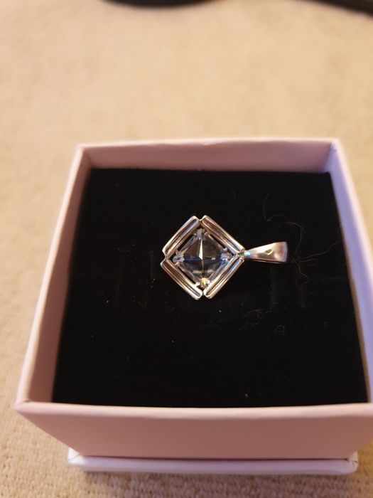 Srebrna zawieszka z cyrkonią