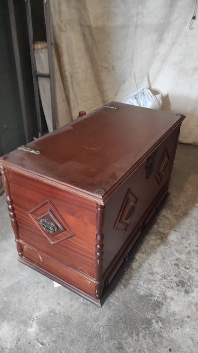 Baú com pegas em metal