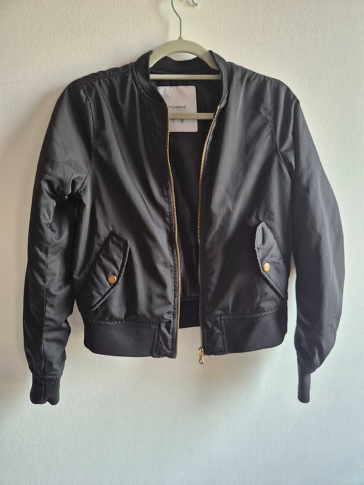 Czarna kurtka bomberka Pull & Bear S miedziane elementy