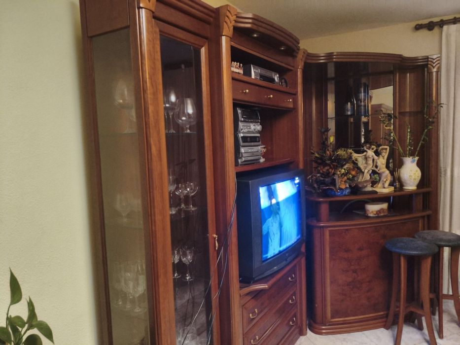Conjunto Sala- mesa e cadeiras, louceiro, estante, aparador e bar