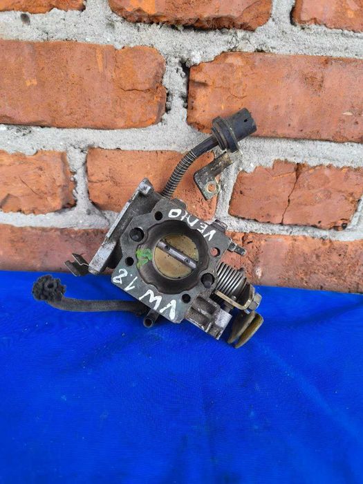 Дросельна заслінка VW Vento Golf III 1.8 бензин 051133015S