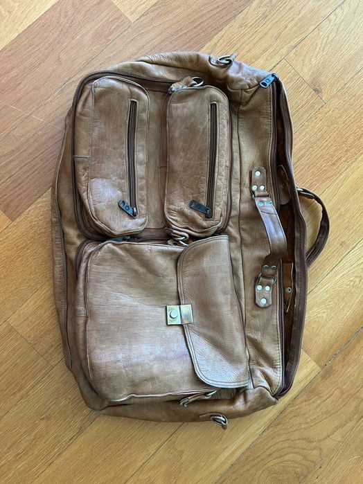 Bolsa transformável em saco de viagem, em couro