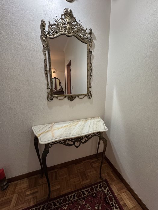 Mesa de apoio e espelho.