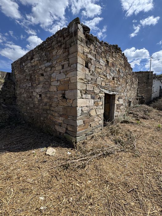 [Venda Particular] Terreno Urbano de 250m² com Ruína e Palheiro em Pedra – Mirandela