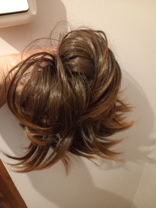 Sego dopinka roztrzepany kok brąz