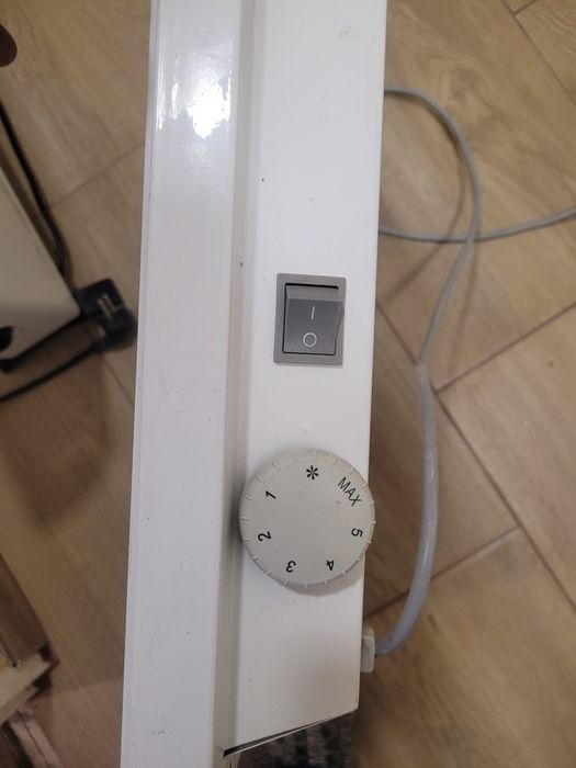 Grzejnik elektryczny  do zawieszenia na ścianie.