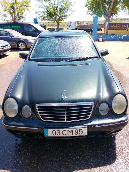 Um carro  Mercedes