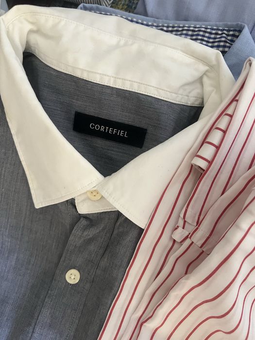 Grande lote de camisas de marca.